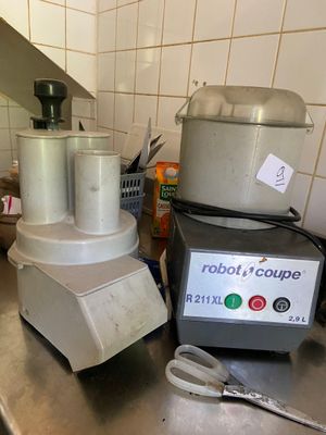 1 Robot-coupe R211XL 2.9 L - Frais de vente judiciaires 14.