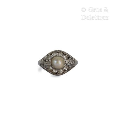 une image d'une bague en perles et diamants sur fond blanc