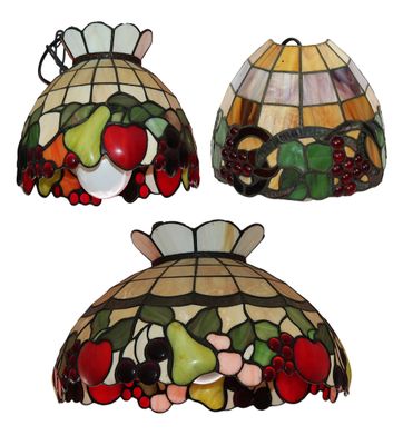 trois lampes en vitrail suspendues au plafond d'une pièce