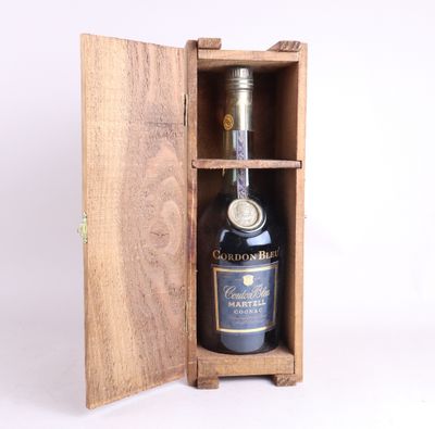 une bouteille de vin dans un coffret en bois sur fond blanc