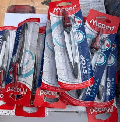 beaucoup de stylos et de crayons qui se trouvent dans la boîte