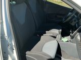 l'intérieur d'une voiture avec la portière ouverte et les sièges rabattus