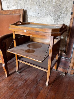 une petite table en bois avec un plateau en verre, posée sur un parquet