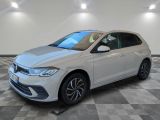 une voiture blanche est garée sur le sol à carreaux d'un garage