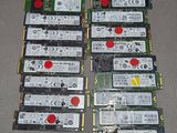 un gros plan sur une pile de disques durs empilés les uns sur les autres