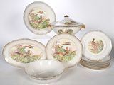 une photo représentant un ensemble d'assiettes et de bols en porcelaine posés sur une table