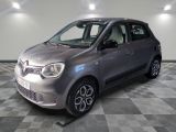 la photo d'une petite voiture argentée garée dans un garage