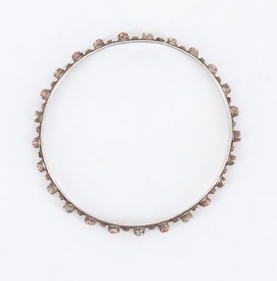 un gros plan sur un bracelet en argent à frange orné de petites perles
