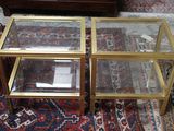 deux tables à plateau en verre posées sur un tapis dans un salon