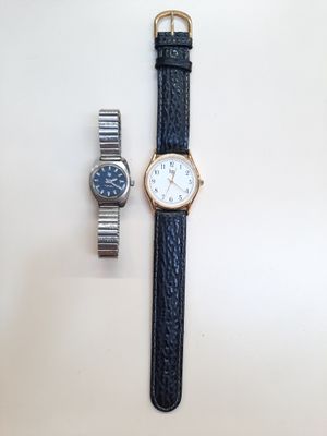 une montre et un bracelet de montre posés sur une table