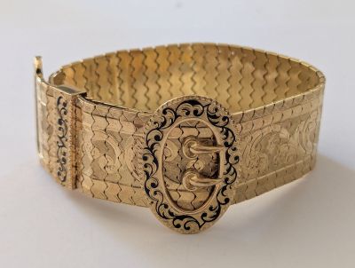une photo d'un bracelet en or orné d'un motif élaboré