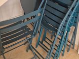 quatre chaises et une table dans un coin de la pièce
