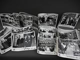 plusieurs photos en noir et blanc montrant un groupe de personnes assises à une table