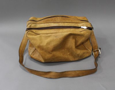 Petit sac de voyage vintage en cuir fauve à 3 compartiments …