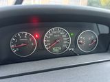 un gros plan sur le tableau de bord d'une voiture, avec ses jauges et ses compteurs de vitesse