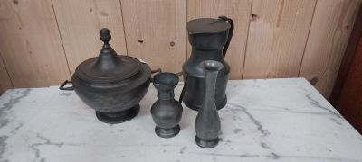 une table sur laquelle sont posés différents objets