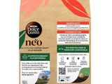 un sachet de grains de café sur lequel est posée une feuille