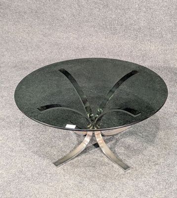 une image d'une table en verre avec des pieds en métal et un plateau en verre