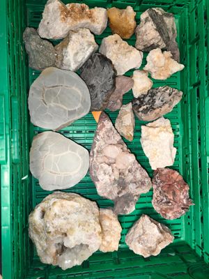 131.49 - Lot DE Mineraux (Calcite + Quartz + Etc) .