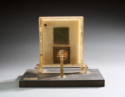 une sculpture représentant un téléphone portable posé sur un socle