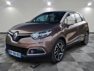 une voiture marron garée dans une pièce au sol carrelé