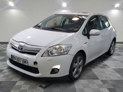 la photo d'une voiture blanche garée dans un garage