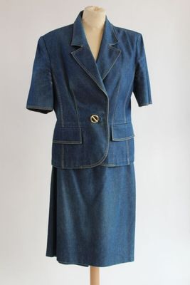 une photo d'une robe et d'une veste sur un mannequin