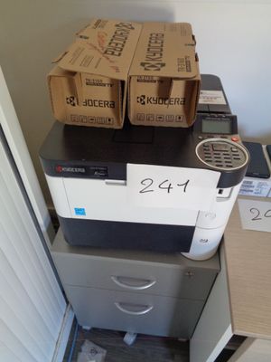une pile de cartons posée sur un classeur