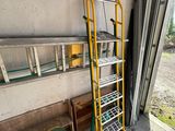 une échelle appuyée contre un mur dans un garage