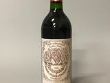 une bouteille de vin posée sur une table blanche