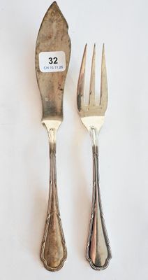 deux fourchettes et deux cuillères posées sur un plateau blanc