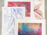 quatre cartes ornées de peintures à l'aquarelle, posées sur une table