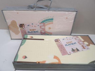 une boîte contenant un bout de papier et un bout de papier sur lequel figure une image