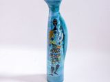 un vase bleu avec l'image d'une femme dessus