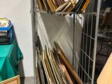 une étagère en métal sur laquelle sont posés tout un tas de livres