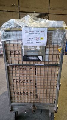 un chariot sur lequel sont empilées de nombreuses boîtes
