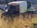 un tracteur garé dans l'herbe