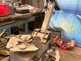 une machine posée sur une table dans un garage