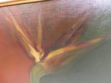 un tableau représentant une fleur d'oiseau de paradis dans un cadre doré