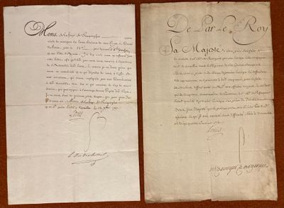 un vieux document portant des inscriptions, posé sur une table en bois