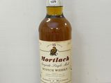 une bouteille de whisky écossais Morttach posée sur une table