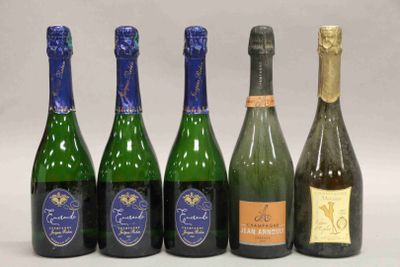 six bouteilles de vin sont alignées dans une rangée