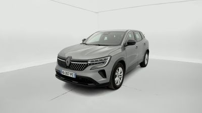 un SUV gris garé dans une pièce blanche sur fond blanc