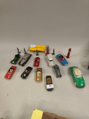 un grand nombre de voitures-jouets qui se trouvent sur la table
