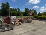 beaucoup de cartons et de caisses au bord de la route