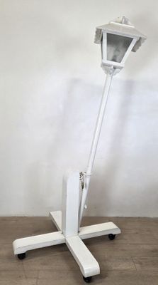 un gros plan sur un pied blanc surmonté d'une lampe
