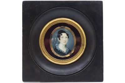portrait d'une femme en robe noire dans un cadre doré