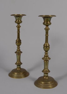 Paire de pique-cierges en bronze à décor de godrons, le fût …