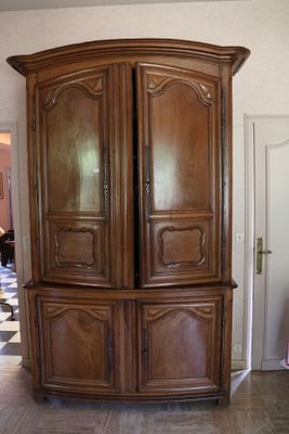 un grand meuble en bois dans le coin d'une pièce