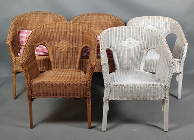trois chaises en osier sont alignées devant un fond gris